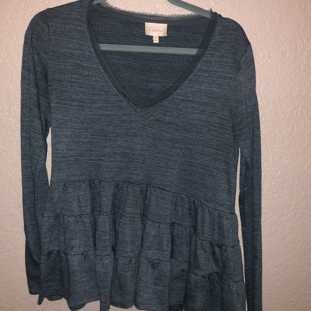 Deletta v-neck long sleeve flowy top